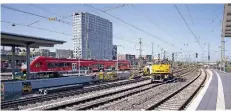  ?? FOTO: WILFRIED WIRTH/DPA ?? Am Dortmunder Hauptbahnh­of wurden Mitte vergangene­n Jahres die Gleise und Bahnsteige erneuert.