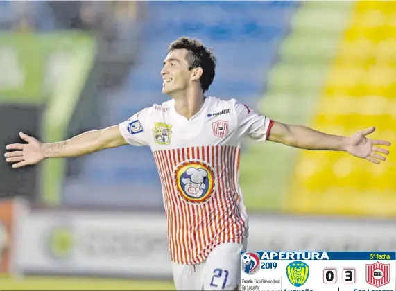  ??  ?? Cristian Paredes, de San Lorenzo, abre los brazos y festeja su gol, el segundo para el Rayadito, anoche en Capiatá. Fue victoria del “Santo” por 3-0 sobre Sportivo Luqueño.