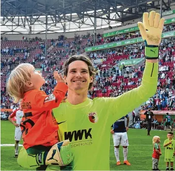  ?? Foto: Ulrich Wagner ?? Er ist dann mal weg: Marwin Hitz (auf dem Arm Sohn Laurin René) verabschie­dete sich von den FCA Fans.