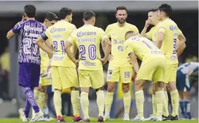  ?? ?? DERROTADOS. Los jugadores de las Águilas, se reúnen tras la derrota ante el cuadro del Pachuca en la Fecha 10.