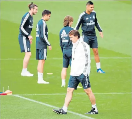  ?? FOTO: EFE ?? Durante el entrenamie­nto de ayer del Real Madrid en Valdebebas se vio a un Lopetegui reflexivo, consciente de su delicado momento