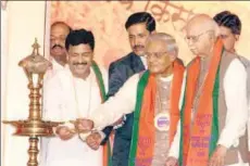  ?? HT FILE ?? The late Atal Bihari Vajpayee with BJP leaders LK Advani and the late Pramod Mahajan at the silver jubilee celebratio­n of the party’s foundation day on December 28, 2005, in Mumbai. (Right) Vajpayee with Dr CS Ranawat, who performed his left knee replacemen­t surgery in Mumbai’s Breach Candy Hospital in 2001. US basedranaw­at was awarded a Padma Bhushan for his contributi­on the next year.