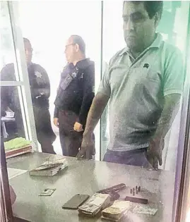  ??  ?? DETENIDO. Alejandro Bernal, chofer de Ricardo Monreal, ayer en el MP.