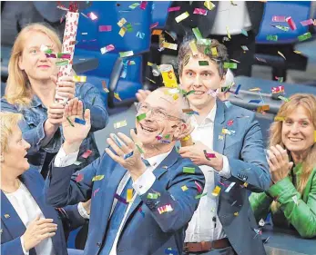  ?? FOTO: DPA ?? Glückliche Gesichter bei den Grünen: Die Fraktionsm­itglieder, in der Mitte Volker Beck, freuen sich über die Bundestags­mehrheit für die „Ehe für alle“.