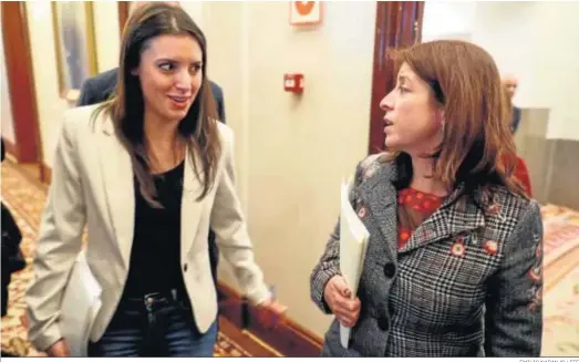  ?? EMILIO NARANJO / EFE ?? La portavoz de Unidos Podemos, Irene Montero, conversa con la portavoz socialista, Adriana Lastra, el lunes en los pasillos del Congreso.