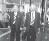  ??  ?? MANSANG: Manyin (kanan) datai baum ba DUN, disempulan­g Menteri Muda Pemansang Tanah Adat, Datuk Roland Sagah Wee In.