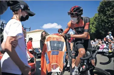  ??  ?? Egan Bernal participó antes de la etapa en un tributo a Nicolas Portal y regaló un maillot a su hijo.