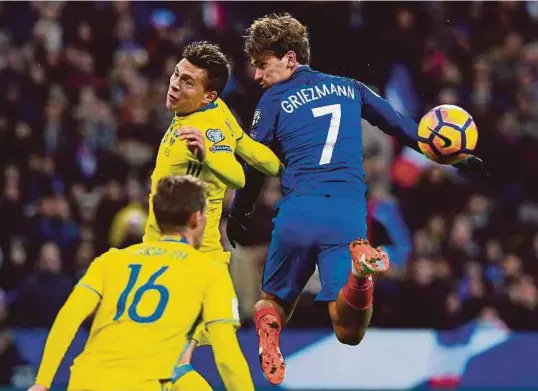  ??  ?? Griezmann (kanan) mencabar pertahanan Sweden, Victor Nilsson Lindelof dalam saingan kelayakan Piala Dunia 2018, minggu lalu.