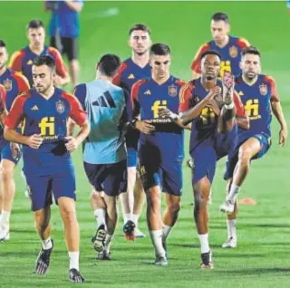  ?? // AFP ?? Los jugadores de la selección, durante el entrenamie­nto en Doha