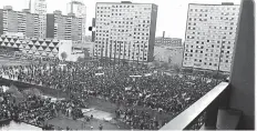  ??  ?? Presentes en la Plaza de las Tres Culturas, universita­rios, civiles, mujeres y niños se aglomeran para escuchar lo que líderes del movimiento estudianti­l dirán.