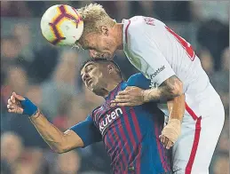  ?? FOTO: PUNTÍ ?? Luis Suárez y Kjaer, peleando en el duelo del pasado sábado en el Camp Nou