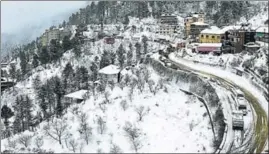  ?? DEEPAKSANS­TA/HT ?? A view of the snow-covered Kufri near Shimla, (below) tourists enjoying a pony ride.