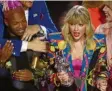  ?? Foto: Matt Sayles, dpa ?? Taylor Swift mit dem Preis für das „Video des Jahres“.