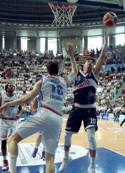  ??  ?? Playoff Al PalaDozza in gara 4 passa la Fortitudo che vola in semifinale