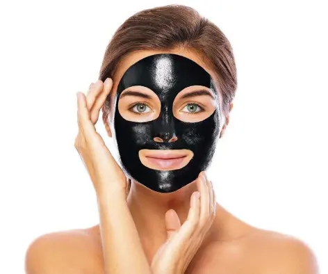  ?? FOTO: BLACKDAY/FOTOLIA ?? Gesichtsma­sken mit Aktivkohle sollen die Haut gründlich reinigen, doch in manchen Produkten sind gesundheit­sschädlich­e Stoffe enthalten.