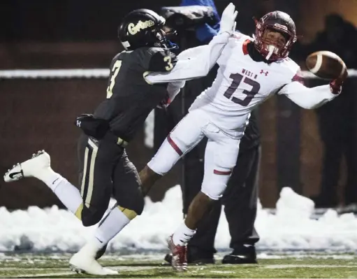  ?? Steph Chambers/Post-Gazette ?? Gateway’s Sonny Comunale defends as West Allegheny’s Drevon Baldwin tries to bring in a catch Friday night.