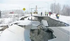  ??  ?? El terremoto dejó casas y edificios muy dañados. Además, carreteras y puentes tuvieron que ser cerrados. Miles de personas se quedaron sin electricid­ad.