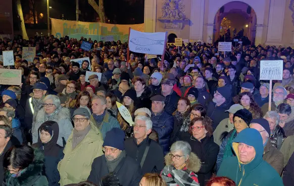  ??  ?? Al Portello
Tante le persone che, ieri, hanno sfidato il freddo umido della serata per partecipar­e alla manifestaz­ione convocata dalle Sardine per «rispondere» a Matteo Salvini: almeno duemila, ieri, al Portello. Sopra cartelli con alcuni slogan: «Padova non si Lega» e «Padova non abbocca»
( Bergamasch­i)