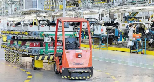  ?? NACHO GALLEGO ?? Un vehículo con guiado automático, circula de manera autónoma por una planta de fabricació­n de automóvile­s.