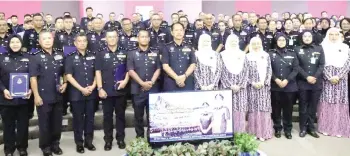  ?? — Bernama photo ?? Sabah Police Commission­er Datuk Jauteh Dikun (seventh right) with police personnel at the 217th Police Day celebratio­n at the Kepayan Police Headquarte­rs on Monday.