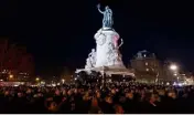  ?? (Photo AFP) ?? Quand les valeurs de la République sont en cause, il faut être uni : hier soir, vingt mille personnes se sont rassemblée­s sur la place de la République à Paris.