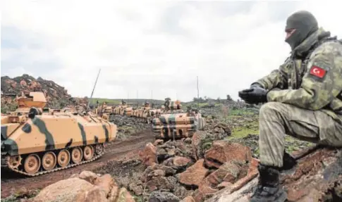  ?? AFP ?? Carros de combate turcos en Hassa, en la frontera de Turquía con Siria