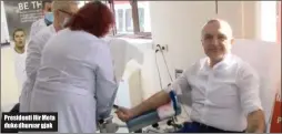  ??  ?? Presidenti Ilir Meta duke dhuruar gjak