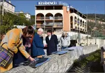  ??  ?? Les projection­s du futur hôtel ont été dévoilées aux habitants du secteur en présence du maire, Jérôme Viaud. (Photos M. R.)