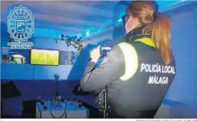  ?? IMAGEN CEDIDA POR LA POLICÍA LOCAL DE MÁLAGA ?? Una agente de la Policía Local durante una actuación en un bar.