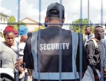  ?? Foto: Stefan Puchner, dpa ?? Im Bayerische­n Transitzen­trum Manching Ingolstadt leben derzeit rund 1130 Asylsuchen­de. Das BayTMI gilt als Blaupause für die von der Staatsregi­erung geplanten Ankerzentr­en.