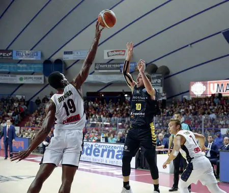  ??  ?? Al TaliercioN­iente da fare per la squadra di Walter De Raffaele, che cede in casa in un concitato finale agli spagnoli dell’Iberostar Tenerife