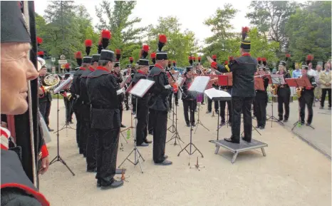  ?? FOTO: TURAD ?? Von der SHW-Bergkapell­e, der Werkskapel­le des ältesten Industrieu­nternehmen­s in Baden-Württember­g, wurden die Teilnehmer der Industriew­oche am Besucherbe­rgwerk Tiefer Stollen musikalisc­h begrüßt.