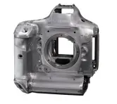  ??  ?? Für Profis gemacht: Ein Blick auf die Magnesiumk­onstruktio­n der EOS-1D X Mark III verrät die Robustheit, die Canon gewährleis­ten möchte.