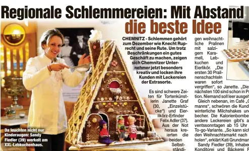  ??  ?? Da leuchten nicht nur Kinderauge­n: Sandy Fiedler (39) werkelt am XXL-Lebkuchenh­aus.