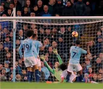  ??  ?? Raheem Sterling, 23 anni, segna il secondo gol del Manchester City al Bournemout­h