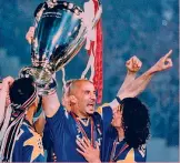  ?? ?? Il trionfo in Champions Vialli alza con Torricelli e Di Livio la Coppa dei Campioni vinta dalla Juve nel 1996 con Lippi