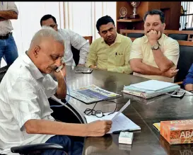  ?? ANI ?? BUSINESS AS USUAL? Parrikar in a meeting at the state secretaria­t on Dec. 31, 2018