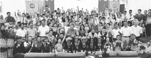  ??  ?? The pupils from SK Desa Lavang pose for a group photo with their teachers and the Rotarians after the presentati­on ceremony.