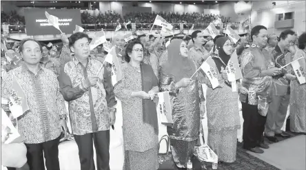  ??  ?? Partyless BN-friendly Saratok MP and Pakan assemblyma­n Tan Sri William Mawan (second left) joins in the singing of BN anthem. At left is Tan Sri Datuk Amar Wilson Baya Dandot.