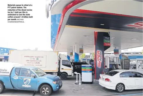  ?? WICHAN CHAROENKIA­TPAKUL ?? Motorists queue to refuel at a PTT petrol station. The reduction of the diesel excise tax by 1 baht per litre is estimated to cost the state coffers around 1.9 billion baht per month.