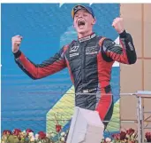  ?? FOTO: FAST-MEDIA ?? Erstes Rennen des Porsche Sprint Cup Middle East 2019: Julian Hanses bejubelt ausgelasse­n seinen Sieg in Bahrain.