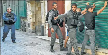  ?? FOTOS: AP ?? CONTROLES. El gobierno israelí cerró el acceso a la Explanada de las Mezquitas. Los dos agentes abatidos eran parte de la minoría drusa, que lamentó el grave episodio.