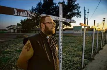  ?? ERIN CLARK/GLOBE STAFF ?? The Rev. Bo Ireland erected 25 wooden crosses outside his Oklahoma City church to protest the state’s plan to execute 25 death row prisoners by the end of 2024.