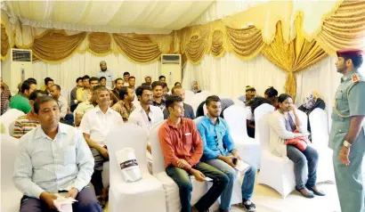  ?? Supplied photo ?? A GDRFA official gives instructio­ns to amnesty-seekers at the immigratio­n centre in Fujairah. —