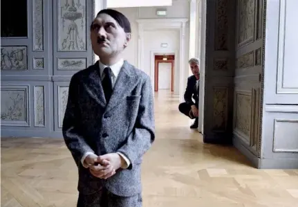  ??  ?? Maurizio Cattelan pose derrière l’une de ses sculptures, « Him », représenta­nt Hitler.