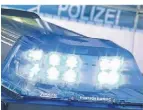  ?? SYMBOL-FOTO: FRISO GENTSCH ?? Blaulicht auf dem Dach eines Polizeiwag­ens.