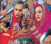  ?? REUTERS ?? Devotees taking selfies during the Baisakhi festival at Gurdwara Panja Sahib at Hassan Abdal in Pakistan on Friday.