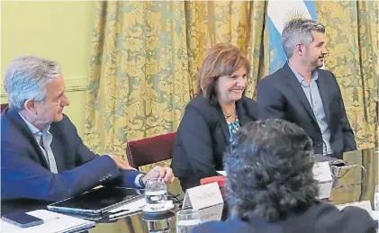  ?? PRESIDENCI­A ?? Gabinete. Patricia Bullrich, en la reunión del jueves, entre Andrés Ibarra y Marcos Peña.