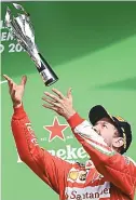  ??  ?? Troféu de 3º lugar no México caiu do céu para Sebastian Vettel