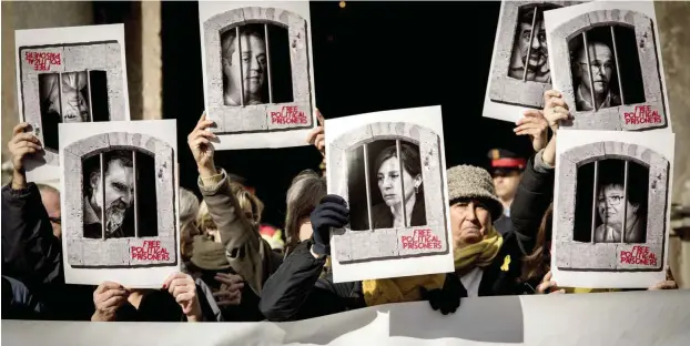  ?? Foto: dpa/Jordi Boixareu ?? Solidaritä­tskundgebu­ng in Barcelona am 1. Februar mit Abbildunge­n inhaftiert­er katalanisc­her Unabhängig­keitspolit­iker